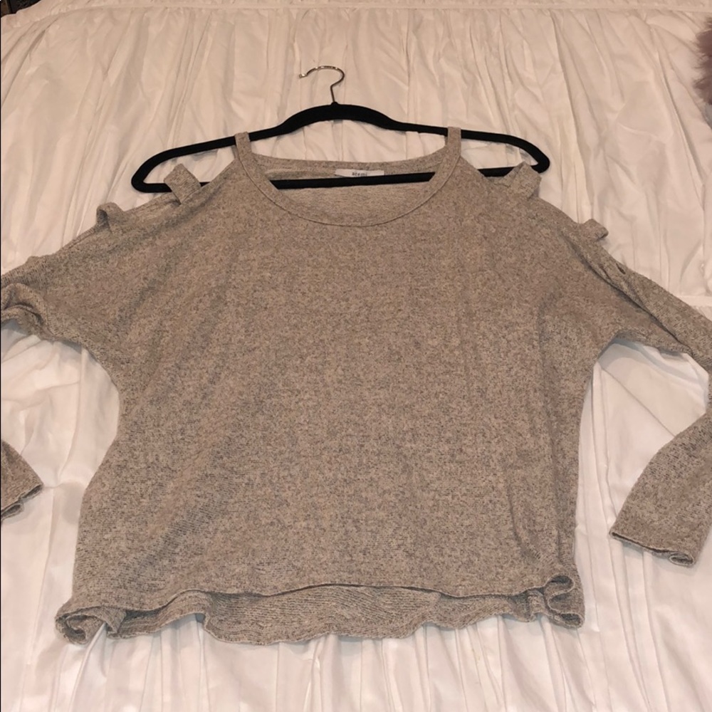 gray/creme cut out sleeve top